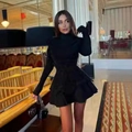 Elegante zwarte mini-jurk met opstaande kraag, lange mouwen en gelaagde ruches - S / Zwart