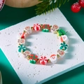 Détail d'un bracelet de Noël avec des perles et des breloques de Père Noël - Style 3