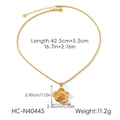 Dettaglio del ciondolo a fiore dorato con catena a fune e dimensioni del prodotto - Collana con Pendente a Fiore (HC-N40445)