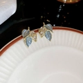 Détail macro de boucles d'oreilles feuilles en émail bleu et zircon sur base dorée - Style Feuille en Email Bleu (12# Tige en Argent-Bleu-Feuille)
