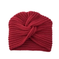 Detailansicht der weinroten Strickmütze mit dem charakteristischen Knotendesign - Einheitsgröße / Rot