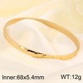 Bracciale rigido in acciaio al titanio placcato oro con eleganti motivi in rilievo - Bracciale Rigido Singolo con Motivo a Cuore / Interno 68x5.4mm / Oro