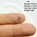 Detail van 4,5 mm zilveren bloemkralen voor doe-het-zelf sieraden op een vinger - Stijl 1#