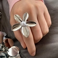 Anello a fiore in argento spazzolato con perla bianca al dito per un look molto elegante - Fiore di perla spazzolata argento