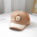 Détail de la casquette bébé kaki avec écusson lion 3D et texture coton respirant - 48cm / Kaki foncé