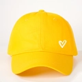 Texture détaillée de la casquette jaune en coton avec un motif de cœur blanc imprimé - Taille unique / Jaune