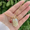 Detail einer 18K vergoldeten Halskette mit rotem Herz, Reliefanhänger und Kreuz-Anhängern - Herz Jungfrau Maria Kreuz Set