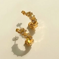 Golden C-shaped hoop earrings with sparkling crystals and non-tarnishing finish - White Zirconia Style (KDE1415)