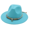 Dettaglio del cappello fedora in lana blu con fascia intrecciata e ciondoli a stella - Blu Lago