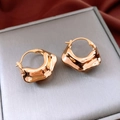 Nahaufnahme von 18K vergoldeten, unregelmäßigen Wellenohrringen auf Schmuckschatulle - Gold (18K Vergoldet)