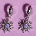 Dettaglio orecchini a sole in argento con opale viola e cristalli micro-pavé - Orecchini d'argento