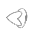 Dettaglio dell'anello regolabile a cuore argento con texture in metallo martellato - Argento