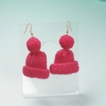 Süße rosa gestrickte Mützenohrringe mit weichen Bommeln und goldenen Metallhaken - Rosarot
