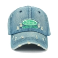 Dettaglio cappellino in denim blu lavato con ricamo Alfred verde e strappi stile vintage - Regolabile / Azzurro