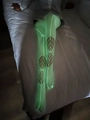 Bas résille vert fluo avec motifs toile d'araignée lumineux dans le noir sur modèle - Grande taille / 7321 Motif Araignée Suspendue Lumineux