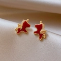 Detailansicht der roten Einhorn-Ohrstecker mit Goldbeschichtung und weißen Zirkonsteinen - Silberner Ohrring-Stift - Rot