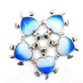 Vijf schildpad hangers met hartvormig blauw-wit kristallen schild en zilveren metaal - 5-delige set / Witblauw