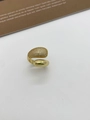 Nahaufnahme des goldenen Tropfen-Armreifs mit schimmernden Zirkonia-Steinen auf weißem Grund - Ring / Gold