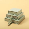 Set di tre scatole per gioielli verde salvia con linguette in nastro in varie misure - Con Scatola Interna Verde / 7x7x2cm / Verde Giungla