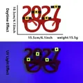 Lunettes de fête Nouvel An 2027 en feutre rouge avec effet néon fluorescent brillant - Style Lunettes Ceinture 2027