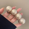 Pince à cheveux élégante en argent avec quatre grandes perles crème alignées - Pince à Ressort avec Alignement de Perles (Base Argentée - Perles Blanches)
