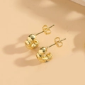Détails macro des boucles d'oreilles torsadées en forme de C plaquées or 14 carats - Petit / Bambou Petit Or