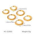Dettaglio di tre paia di orecchini a cerchio in acciaio inossidabile placcati oro 18K - Set di Cerchi a Torsione e Orecchini con Zirconia (HC-E10931)