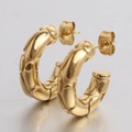 Pendientes de aro en C de acero inoxidable chapado en oro 18K con textura de guijarros - Dorado