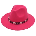 Détails du chapeau fedora en laine magenta avec ruban en cuir noir et rivets argentés - M (56-58cm) / Rose rouge