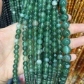 Handgehaltene Ansicht von runden Perlen aus Naturachat in Grün für DIY-Schmuck - 4mm (ca. 88 Perlen) / Gestreifter grüner Achat A205
