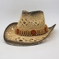 Détail du chapeau de paille tissé avec perles en bois ethniques et motif géométrique - Beige Noir (Fleur de Bois Carrée)