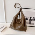 Borsa hobo in morbida pelle marrone con tracolla regolabile e design capiente - Grande / Sabbia