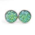 Détail macro de boucles d'oreilles 12mm en résine avec cristaux colorés et acier argent - Multicolore Vert Jaune Bleu (2)