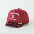 Dettaglio cappellino da baseball rosso scamosciato per bambini con tesa leopardata - 52cm (2-5 Anni) / Lettera R-Rosso Vino