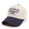 Dettaglio cappello baseball bicolore con ricamo 'put it on my husband's tab' - Blu navy