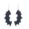 Détail de boucles d'oreilles ailes de chauve-souris noires de style gothique sur blanc - Style d'ailes de chauve-souris