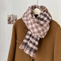 Bruine en beige pied-de-poule sjaal met oranje accenten op een wollen winterjas - 190*54CM / Beige Khaki