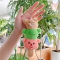 Dettaglio di un simpatico portachiavi di peluche a forma di castoro con animali colorati - Catena Pendente / Verde