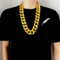 Close-up van oversized goudkleurige plastic Cubaanse schakelketting op etalagepop - Goud (70cm)