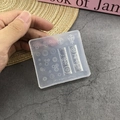 Vista macro dello stampo in silicone trasparente con rilievi di ingranaggi e orologi - 080-Ingranaggio Orologio
