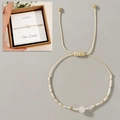 Details des Perlenarmbands mit Bergkristall und verstellbarer Kordel in der Geschenkbox - April Geschenkbox Plus/Bergkristall