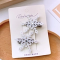 Détail de barrettes flocon de neige argentées pailletées pour enfants avec strass et tissu - Entièrement enveloppé / Blanc