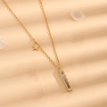 Elegante collar de acero dorado con colgante de estrella y barra con diamantes - Dorado