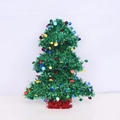 Mini albero di Natale da tavolo con paillettes colorate e base rossa su sfondo bianco - Albero di Natale