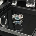 Makroaufnahme vom Mondstein-Ring mit rosa und weißen Edelsteinen auf Reflexion - Ovaler Hauptstein mit Bunten Kleinen Steinen Offener Ring (Nr. 2)