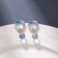 Orecchini geometrici in argento con cristalli blu e perle bianche su vassoio ceramico - Argento Blu Perla