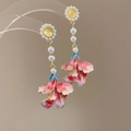 Detailansicht der Blumenohrringe mit gelber Sonnenblume und rosa Emaille-Lilienanhänger - 77# Silver Earring Post - Rosa
