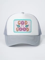 Detalle del bordado God is Good con flores en la gorra trucker blanca y gris - Ajustable / Gris