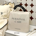 Borsa cosmetica crema capiente con dettaglio di perle e specifiche dimensionali - Bianco