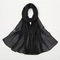 Detail eines schwarzen Schals mit feiner Plisseestruktur und leichtem Chiffon-Stofffall - 180x70cm / Schwarz